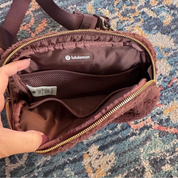 NWOT Lululemon Everywhere Fleece Belt Bag 2L Sherpa in Brown Earth/Gold - Picture 3 of 4